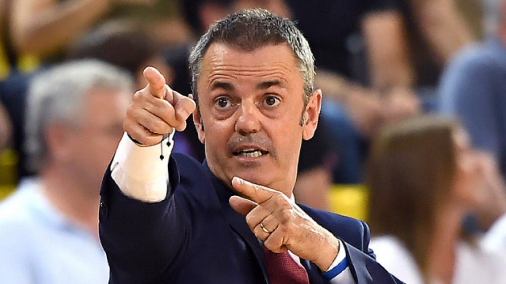 El técnico segoviano Porfirio Fisac, durante un partido. / ZARAGOZA BASKET