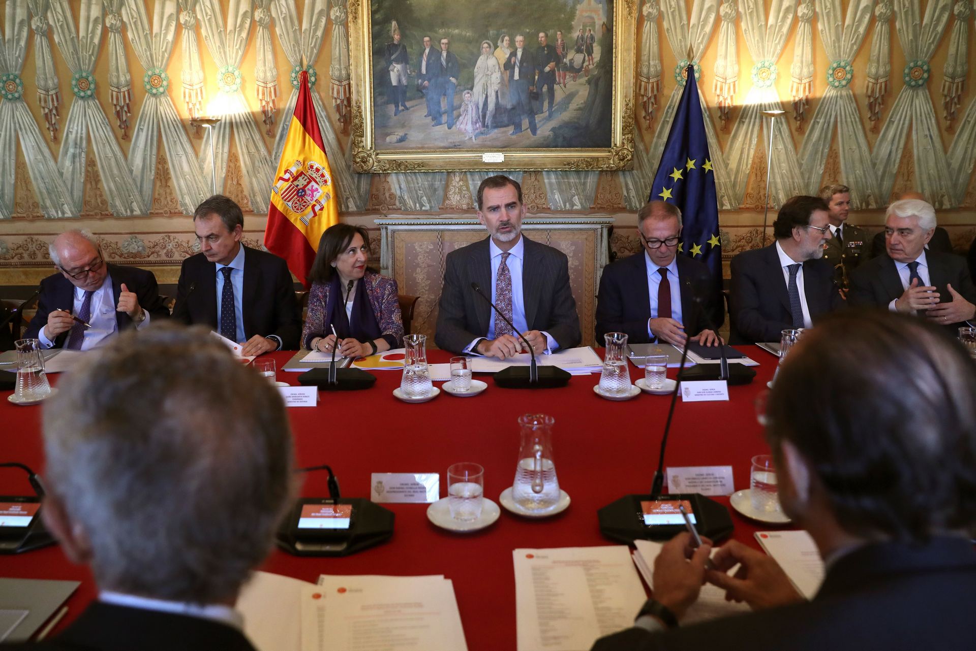 Felipe VI (c) junto a los ministros en funciones Margarita Robles y José Guirao, preside la reunión de Elcano. / EFE