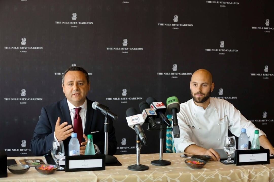 El director del hotel Ritz de El Cairo, Joe Gayhad; y el cocinero segoviano Rubén Arnanz. / el adelantado