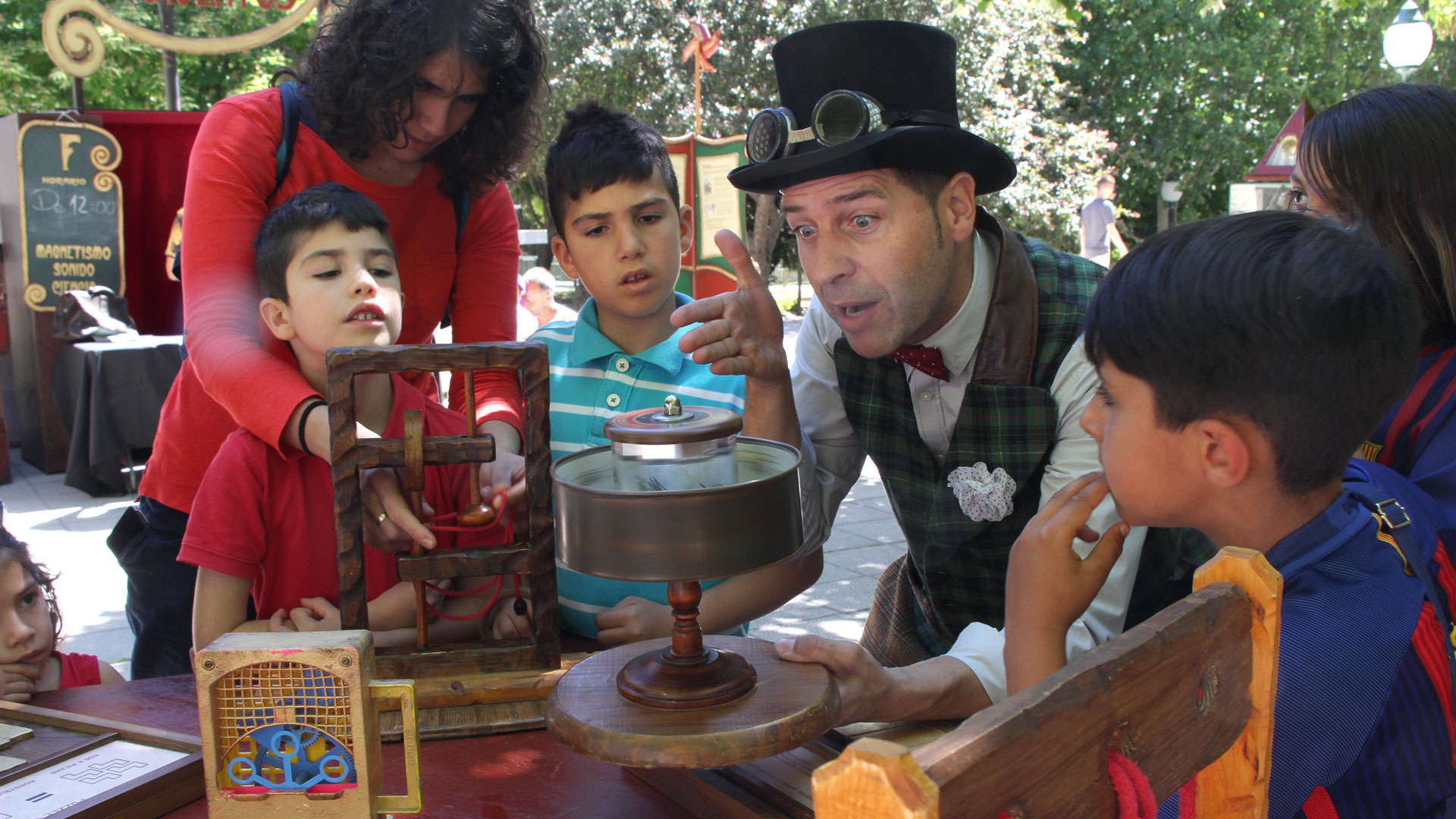 La Feria de los Inventos echó a la calle a niños y mayores para probar su destreza con juegos de ingenio./ c. núñez