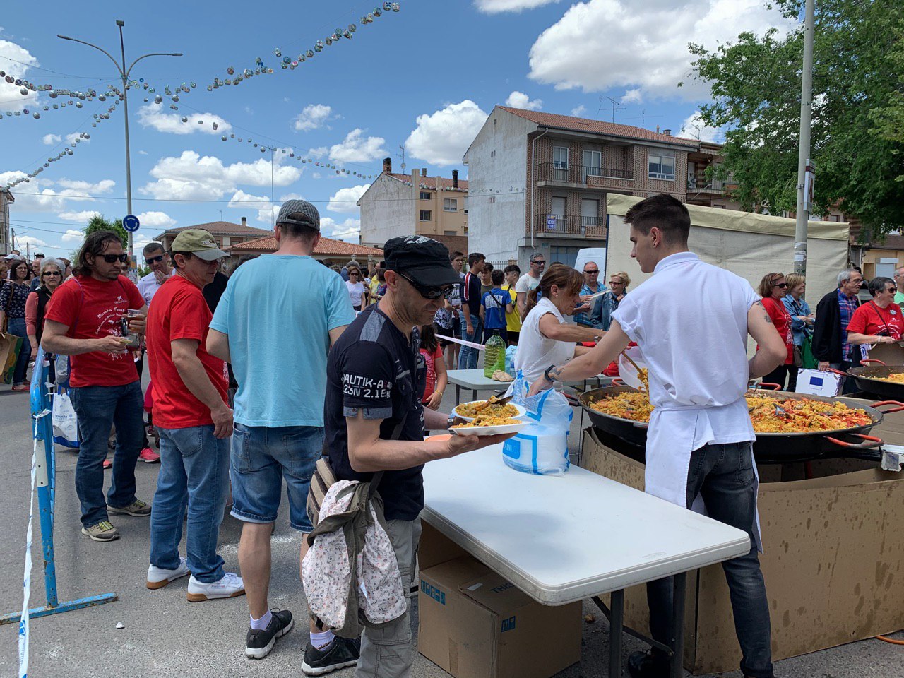 Vecinos en la fiesta del barrio de San Gil, en la gran paellada popular que concentra a cientos de personas./ c. pascual