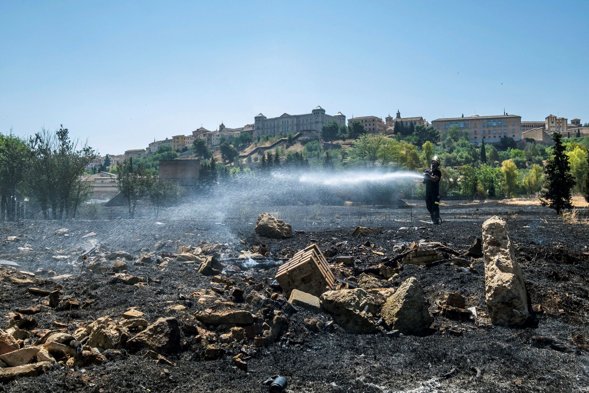 Los bomberos de Toledo c0ntrolan un pequeño foco junto a la capital. / EFE