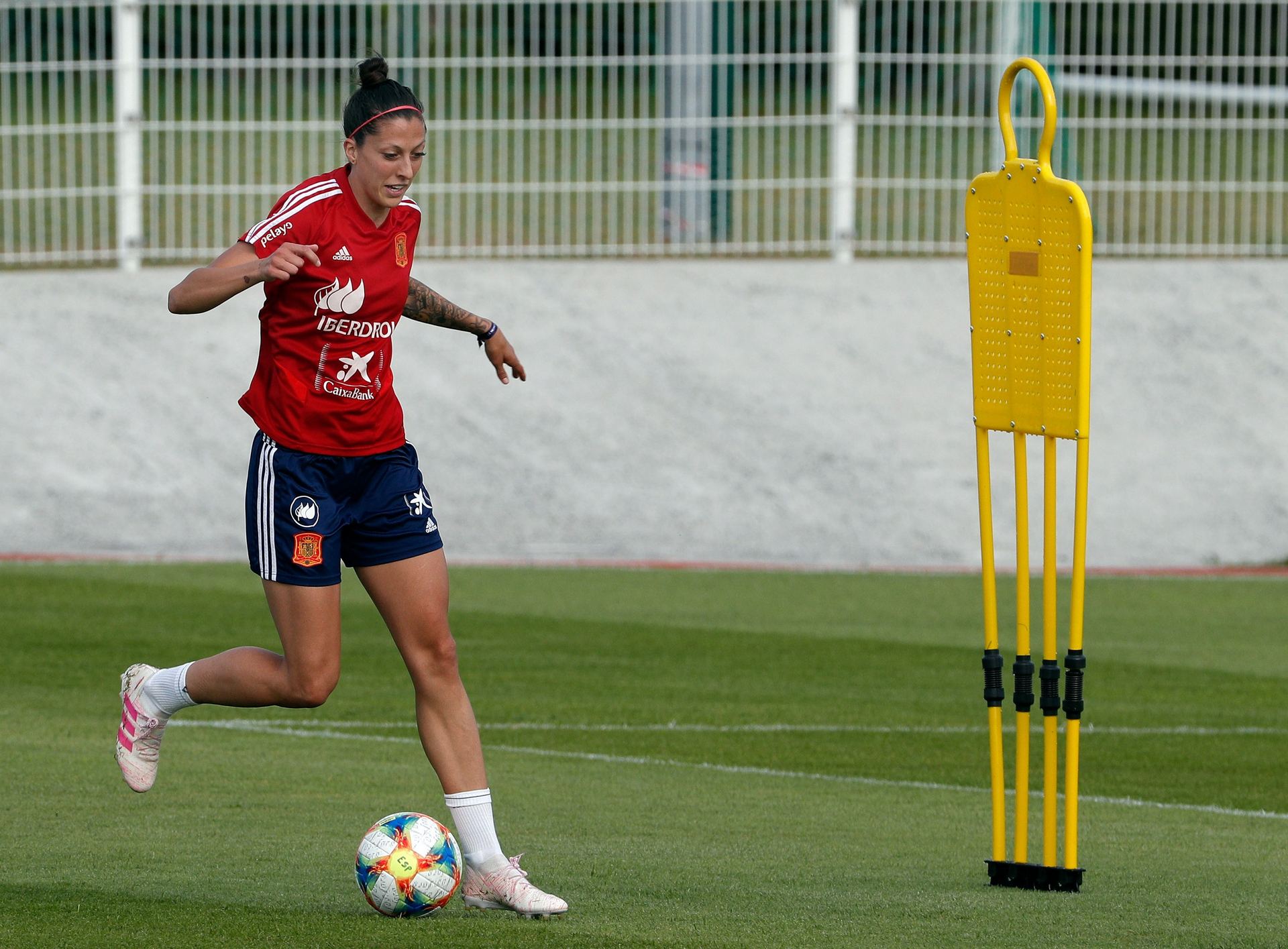 La jugadora de la selección española de fútbol Jenni Hermoso durante una sesión de entrenamiento . / EFE