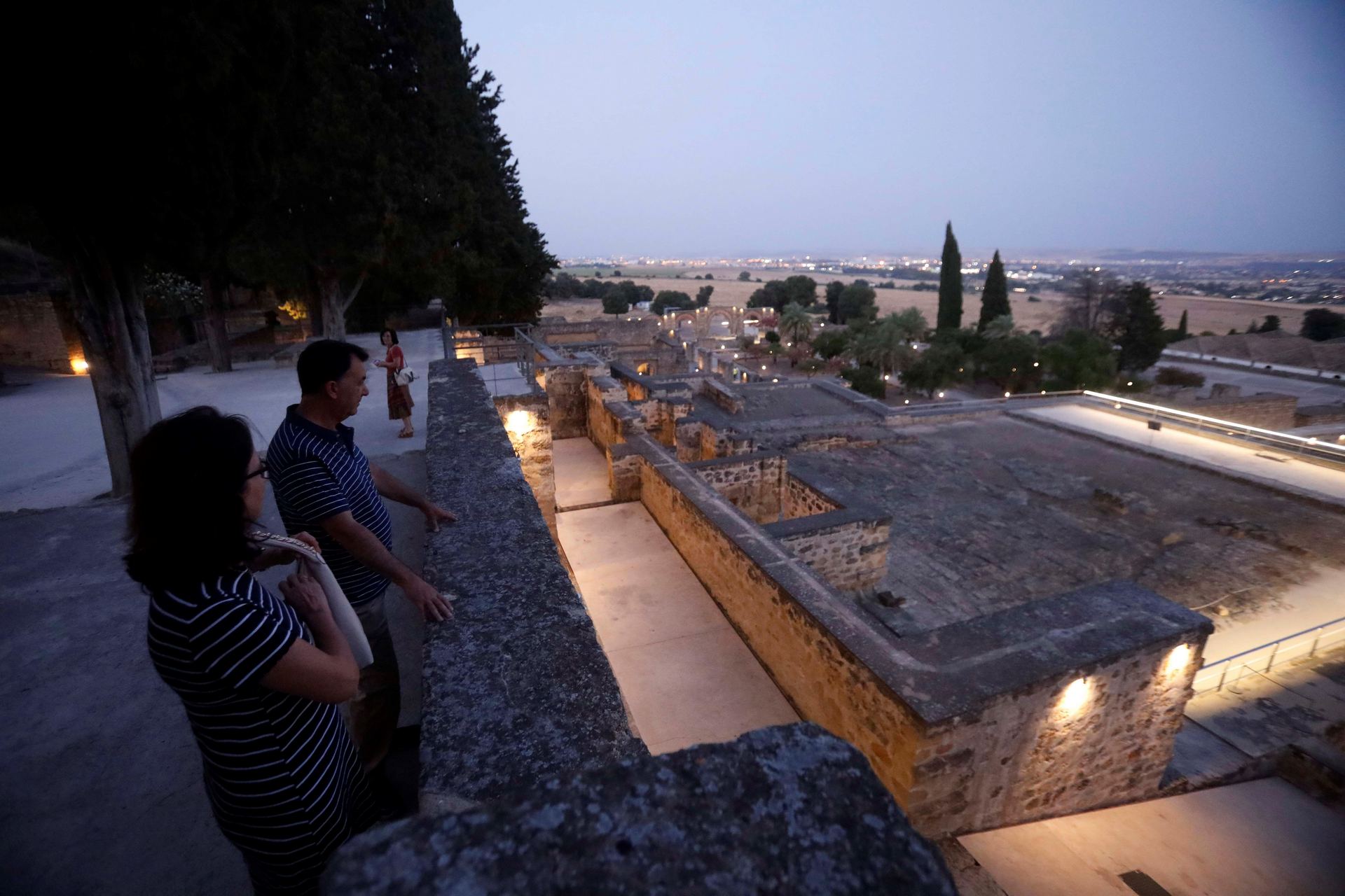 El alma nocturna del yacimiento arqueológico tiene su propio encanto oculto en los juegos de luces y sombras. / EFE