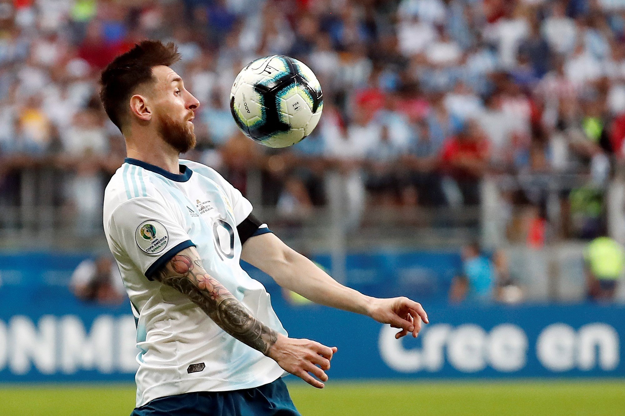 Messi controla un balón. / EFE