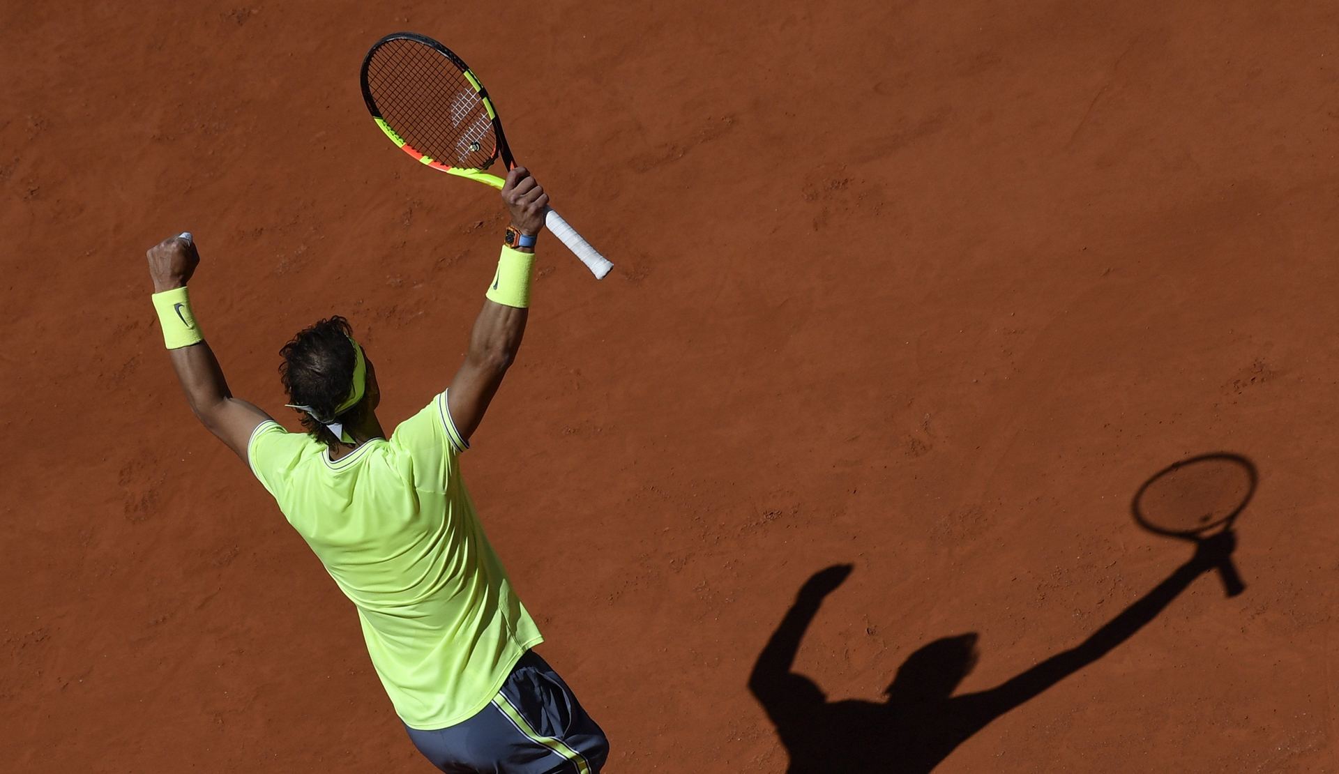 Rafa Nadal celebra su cómodo triunfo en la semifinal disputada en la Philippe Chatrier contra el número tres del ranking, el suizo Roger Federer. / EFE
