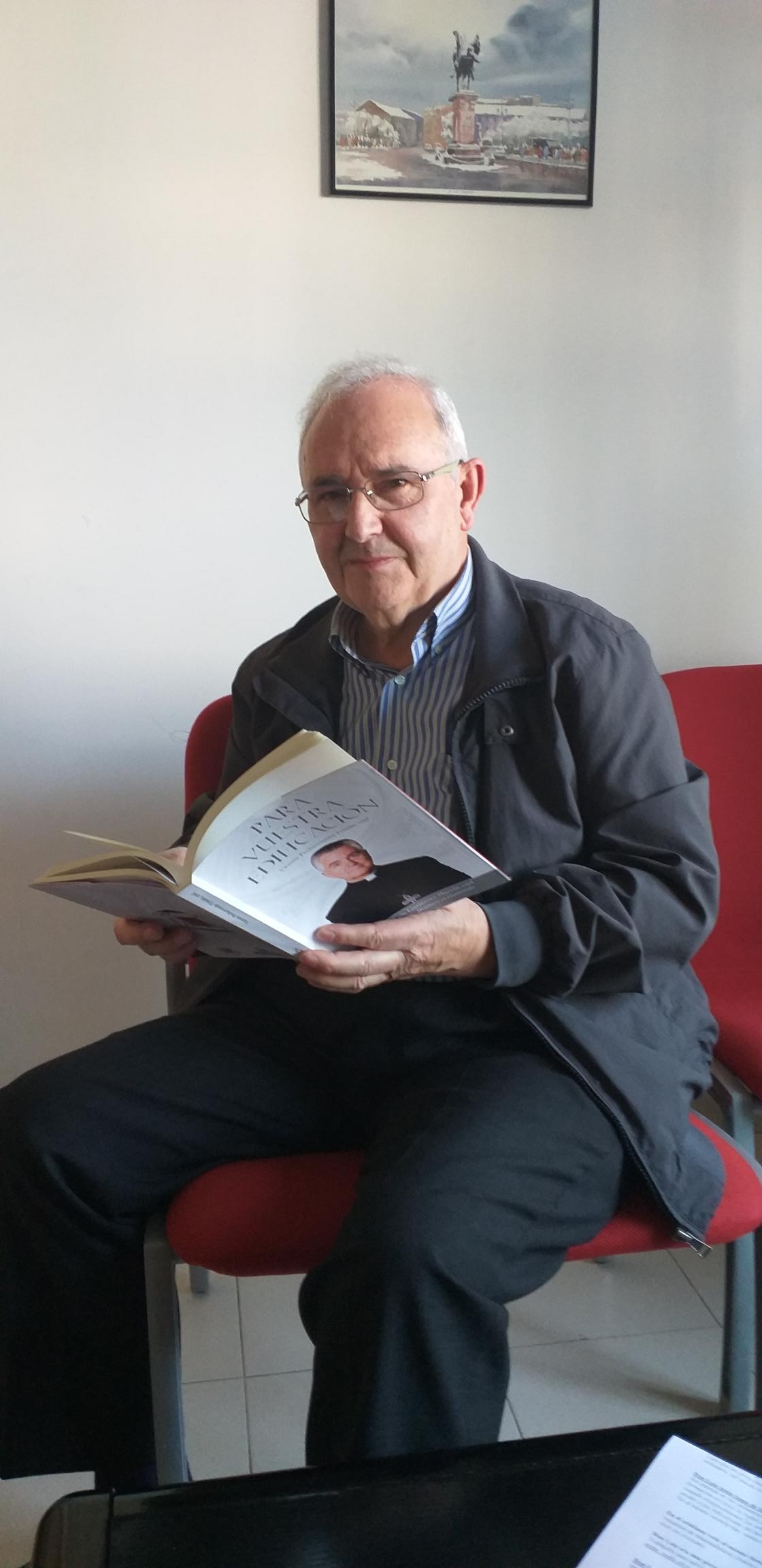 Pecharromán hojea un ejemplar del libro./M.G.