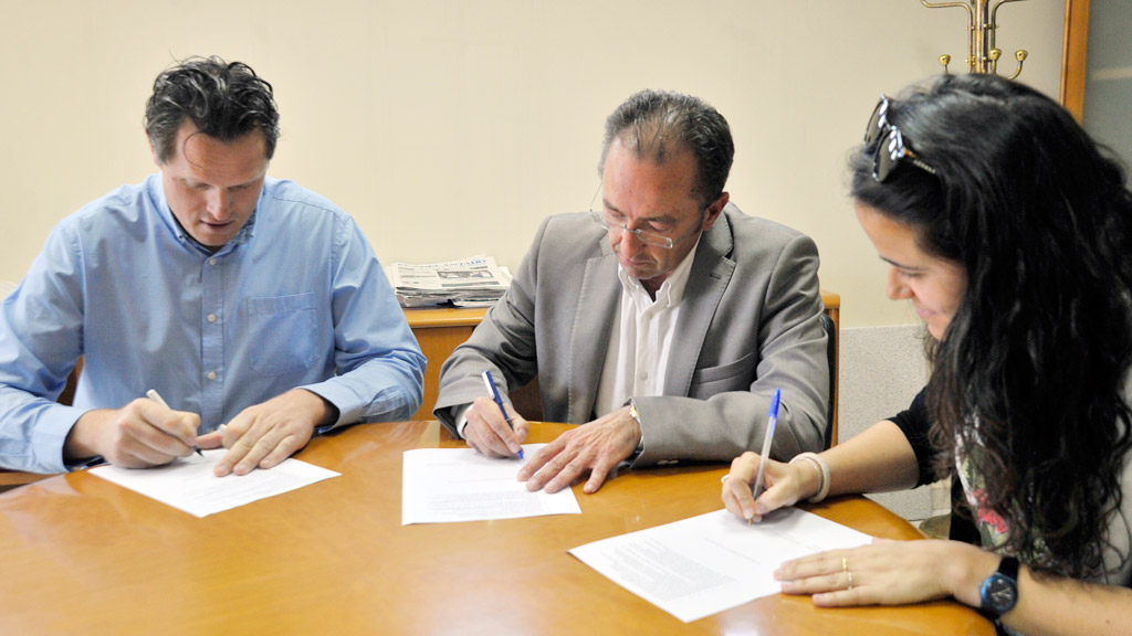 Firma del acuerdo por parte de José González (Cs), Jesús Nieto (PP) y Verónica Rincón (DNP). / KAMARERO