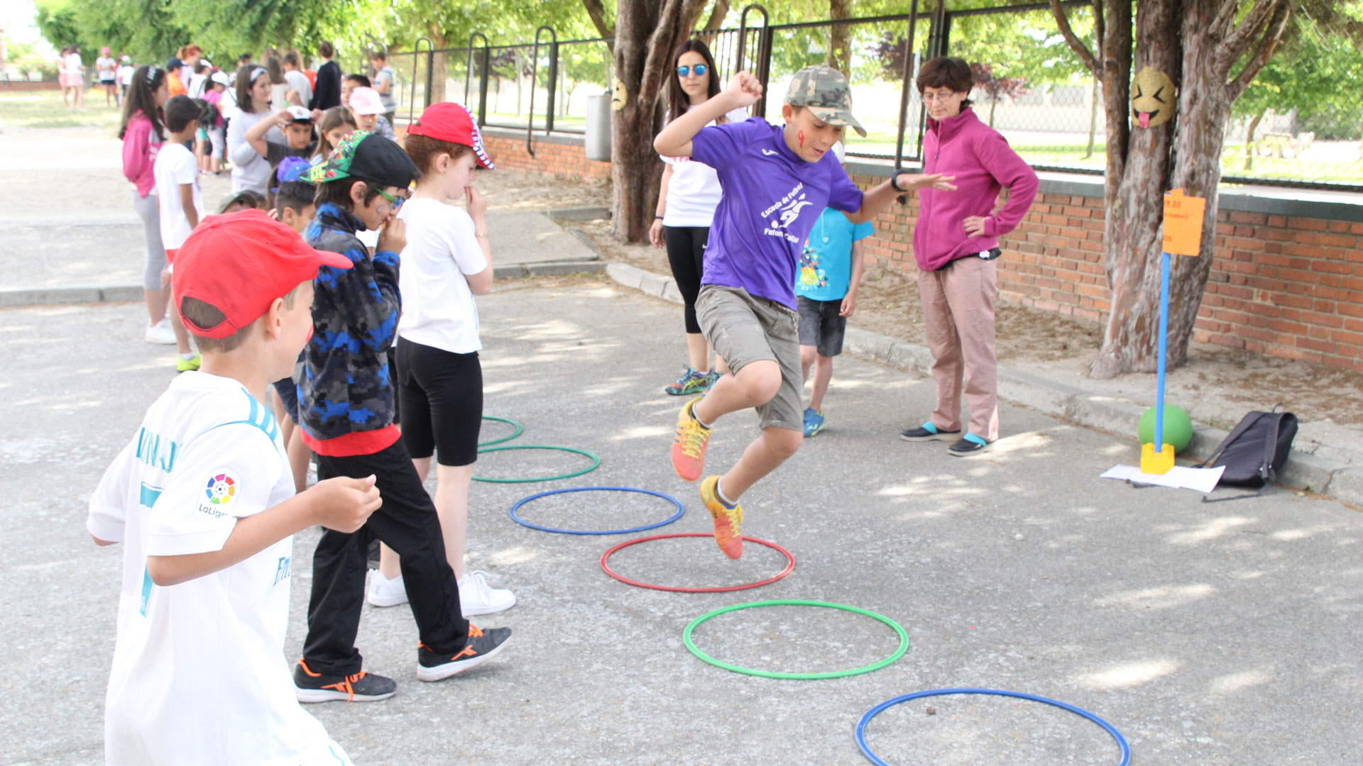Talleres de todo tipo, también de juegos cooperativos, llenaron el patio del CEIP San Gil. / c. núñez