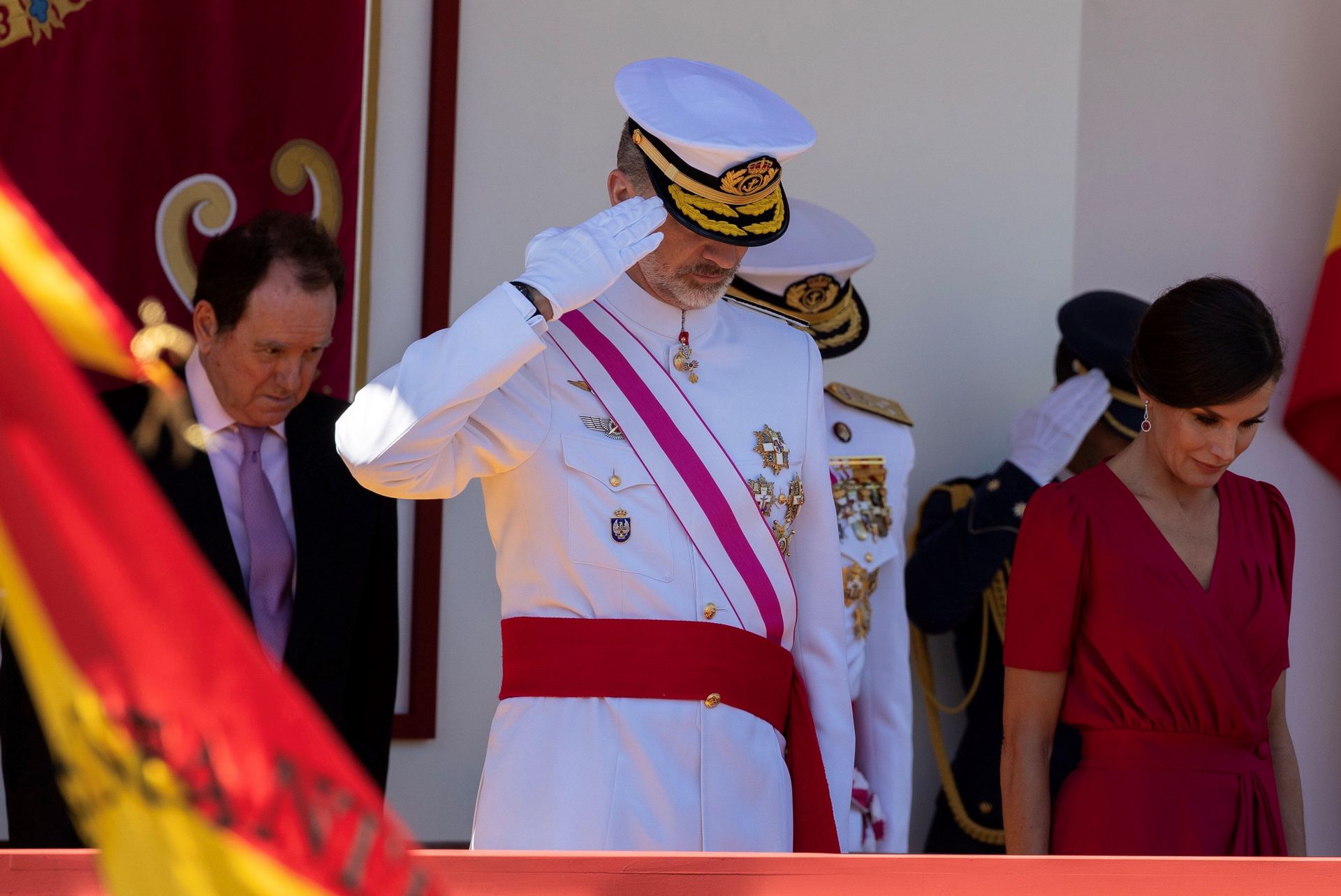 Los monarcas Felipe VI y Letizia en la tribuna principal frente a la Maestranza desde la que presidieron el desfile. / EFE