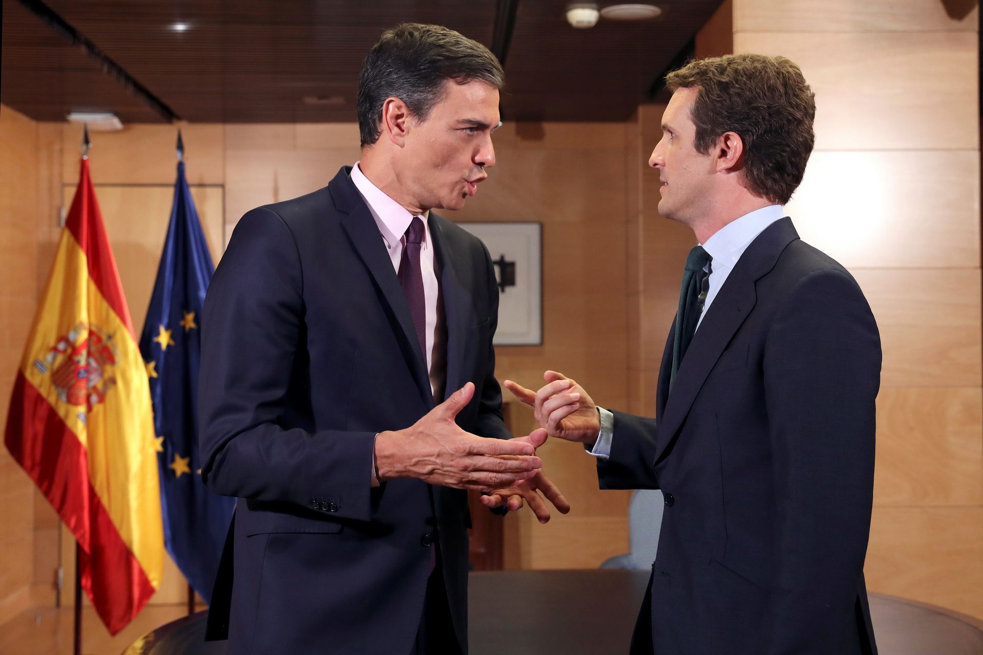 Pedro Sánchez (i) y Pablo Casado durante su encuentro en el Congreso. / EFE
