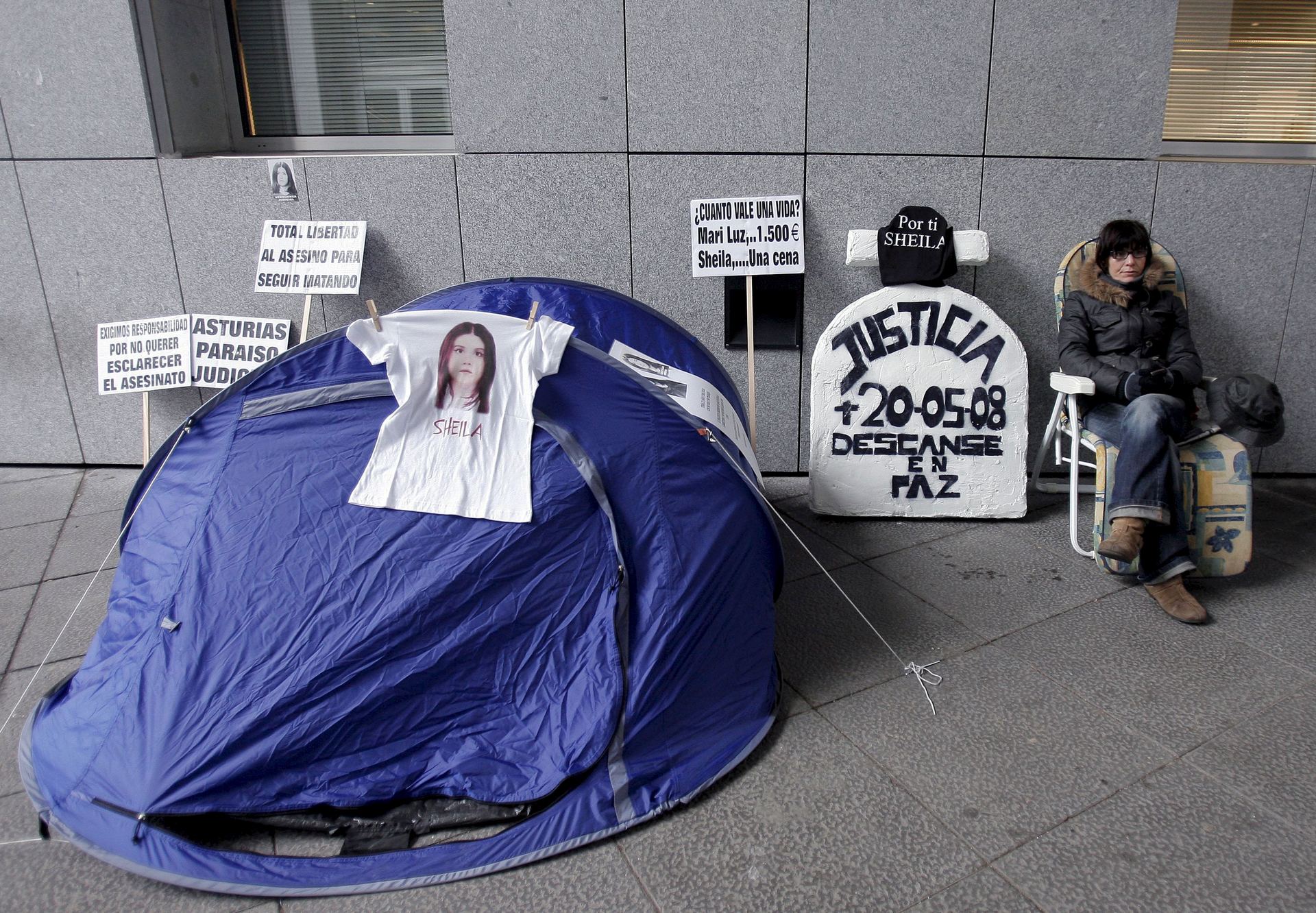 La madre de Sheila durante una acampada para pedir la reapertura del caso. / EFE