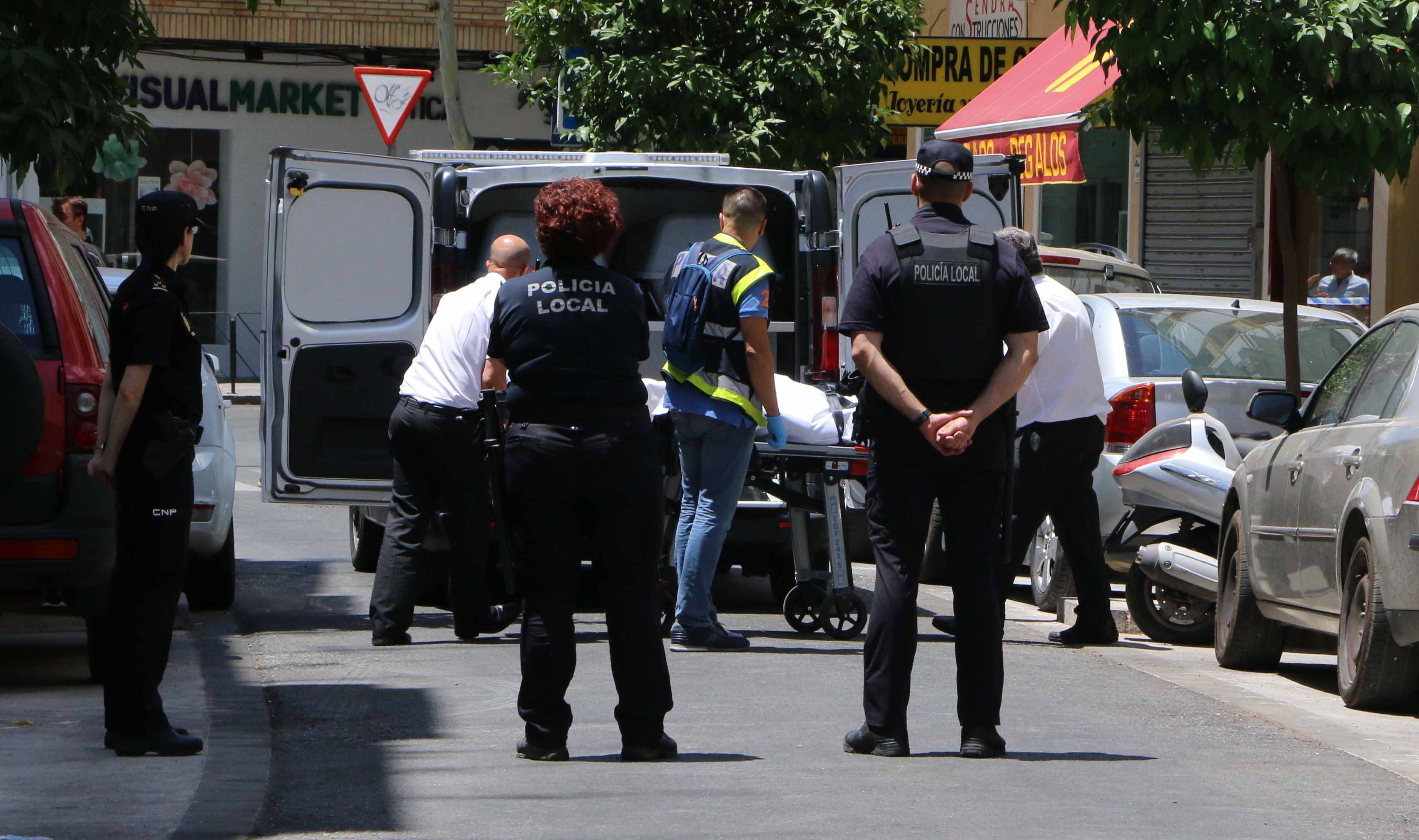Varios operarios de la funeraria trasladan uno de los cuerpos hallados en la capital cordobesa. / efe