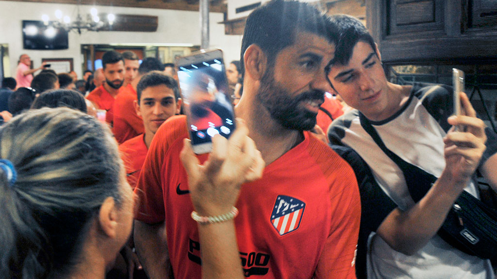 Diego Costa sonríe mientras entra al Altar del Vino del restaurante José María. / KAMARERO