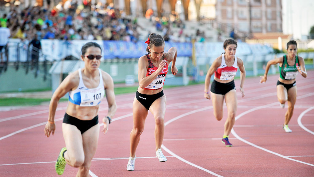 Salida de la prueba de los 800 metros lisos de la categoría femenina. / KAMARERO
