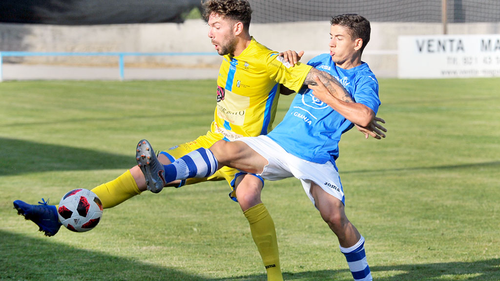 Caño trata de anticiparse a la acción de un jugador de la Arandina. / KAMARERO