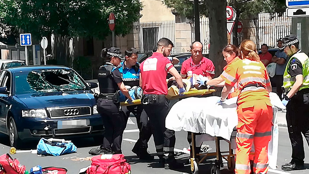 Un joven es atendido por los sanitarios tras ser alcanzado por un turismo en la Avenida de la Constitución. / Kamarero