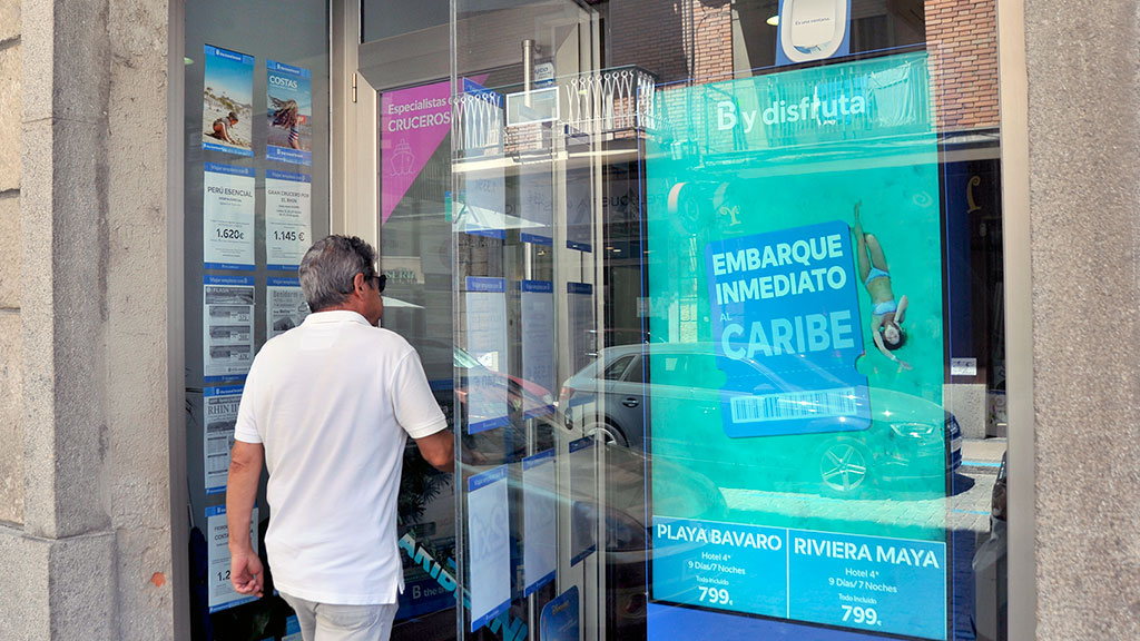 Las agencias de viajes de Segovia ofrecen un amplio catálogo de destinos turísticos, tanto para verano como invierno. /kamarero