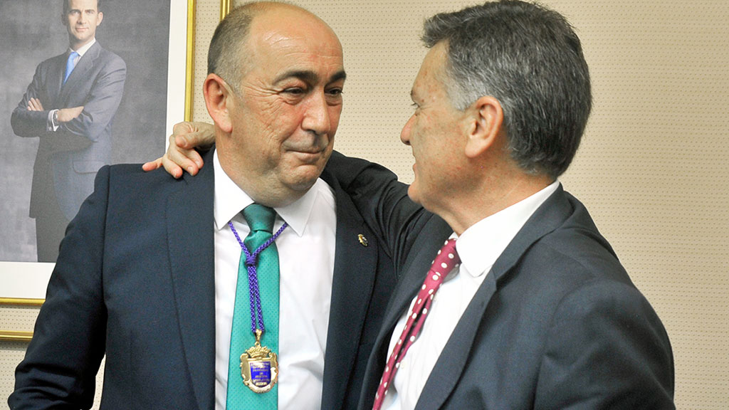 Miguel Ángel de Vicente (izquierda) es felicitado por el anterior presidente Francisco Vázquez. / KAMARERO