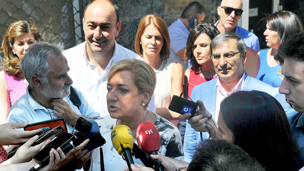 La presidenta provincial del PP, Paloma Sanz, habla ante los medios tras la entrega de avales de sus diputados. / Kamarero