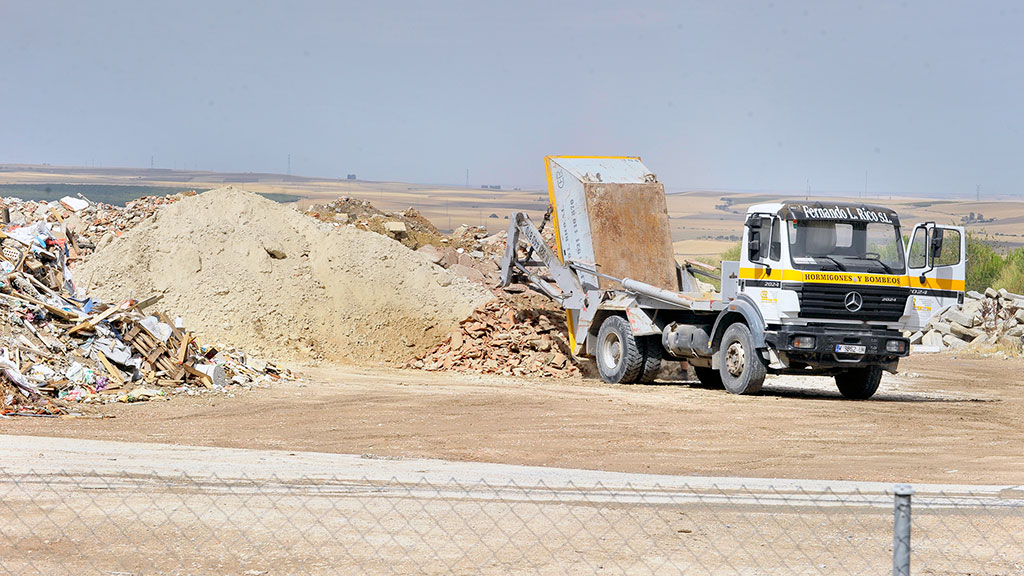 Un camión deposita residuos en la planta de gestión ubicada en el núcleo de Madrona de la capital segoviana. / KAMARERO