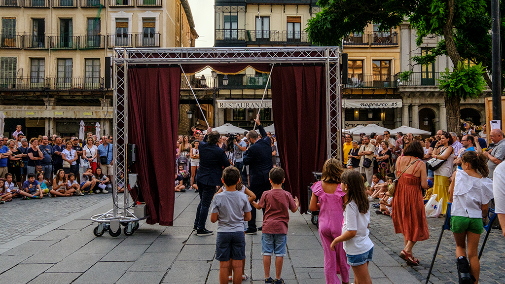 Centenares de personas asisten a la función de Zanguango Teatro en la Plaza Mayor. / Kamarero