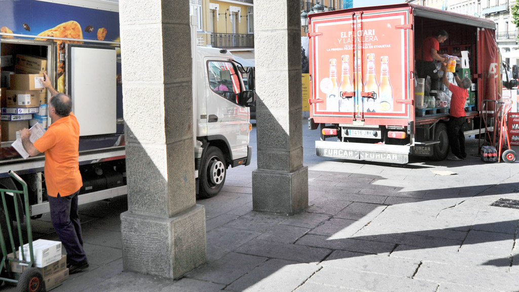 El sector Servicios, que acumula también el mayor número de parados, es el que ha reducido en mayor medida el paro en el pasado mes de junio. En la imagen, varios repartidores del mundo de la hostelería. / kamarero