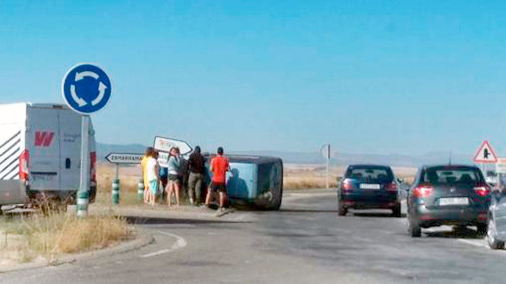 El vehículo volcó junto a una isleta en la que hay varias señales indicativas. / E. A.