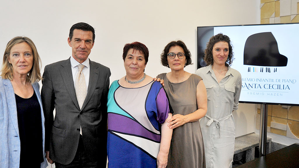 Los responsables de la Casa Hazen posan con las representantes municipales y de la Fundación. / Kamarero