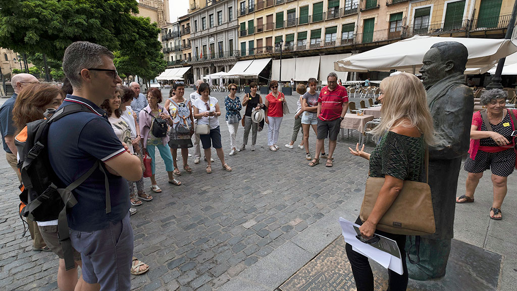 Los partícipes del ‘Paseo Machadiano’ de ayer conocieron más a fondo los lugares que frecuentaba el poeta. / kamarero