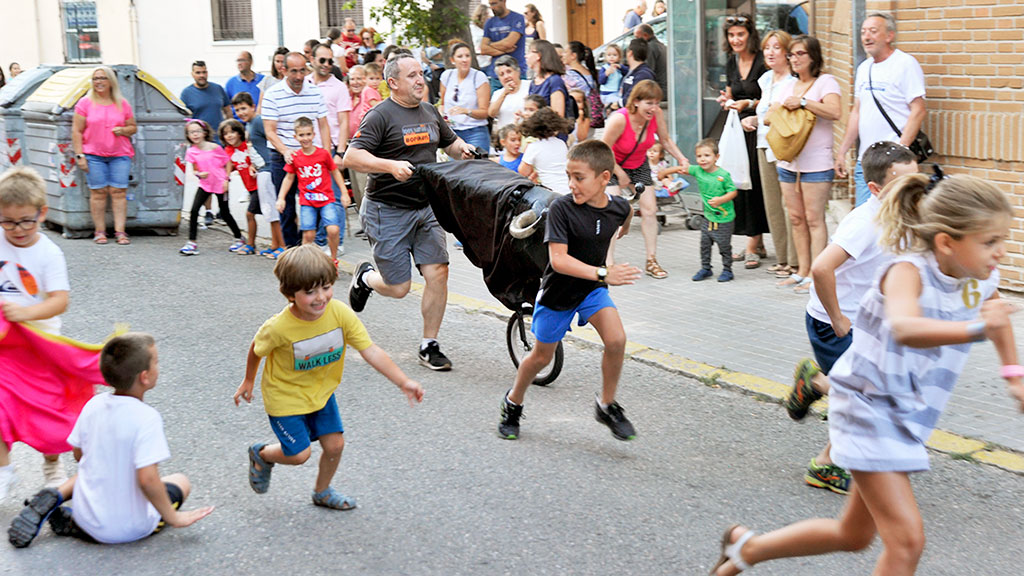 Los más jóvenes del barrio han disfrutado con las carreras de este ‘encierro’ infantil de la ganadería de ‘Peluja’. / Kamarero