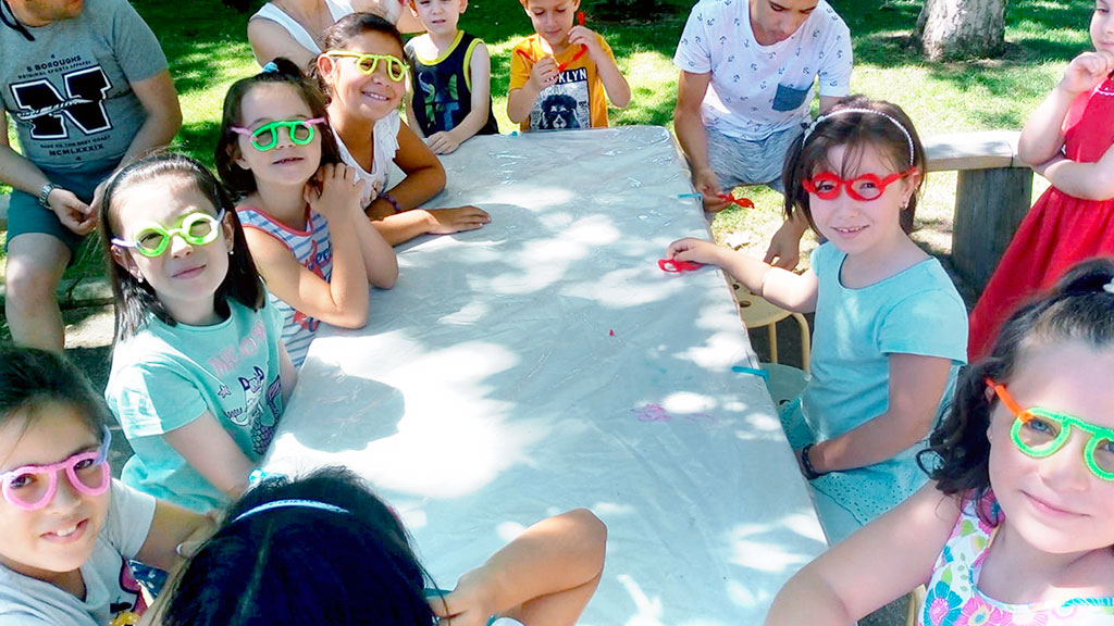 Un grupo de niñas participa en uno de los talleres disponibles en las Biblios de Verano. / El Adelantado