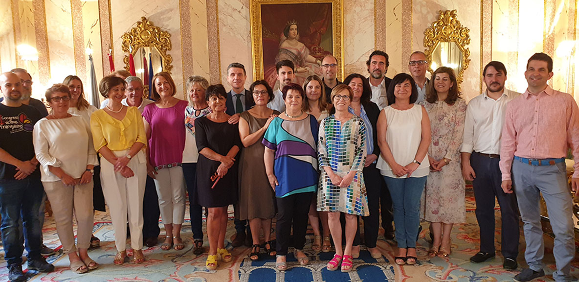 Foto de familia de la corporación municipal saliente tras el último pleno del mandato. / El Adelantado