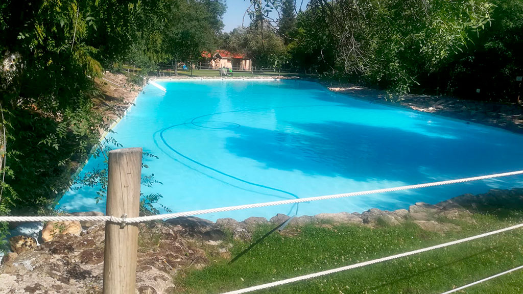La piscina de Cerezo de Abajo es una de las que la Diputación tiene a cargo la gestión sanitaria. / E.A.
