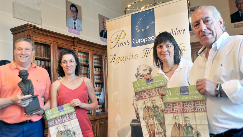 Gozalo, Gómez, Aguiar y Lázaro muestran el busto del Premio y el cartel que este año une a Machado con Marazuela. / Kamarero