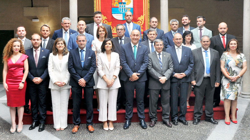 Corporación al completo de para los próximos cuatro años, a excepción de Sanz Merino. / kamarero