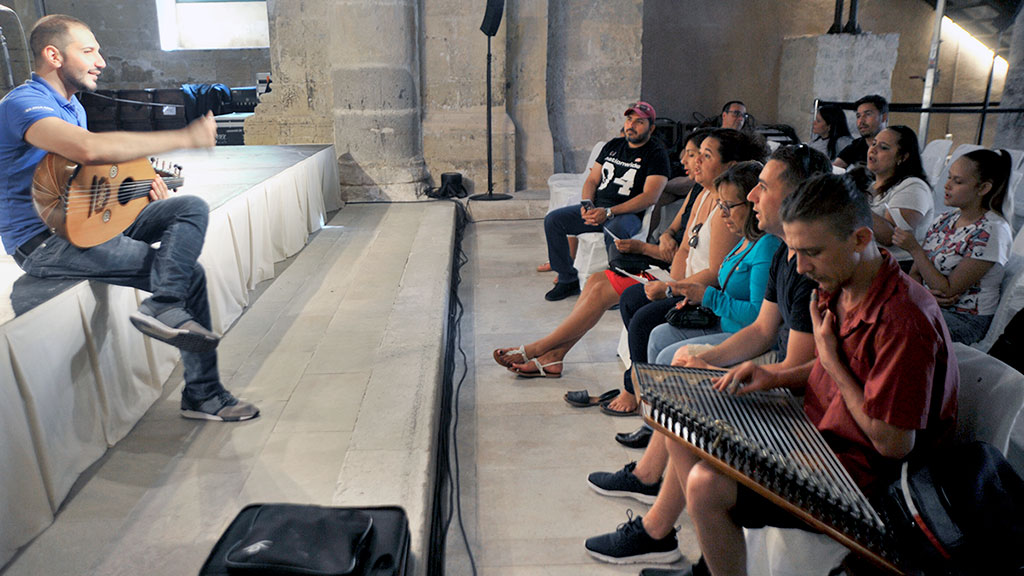 El laúd árabe (izq.) y el qanun (der.) presentaron los ritmos orientales del taller a cargo de Orpheus XXI. / Kamarero