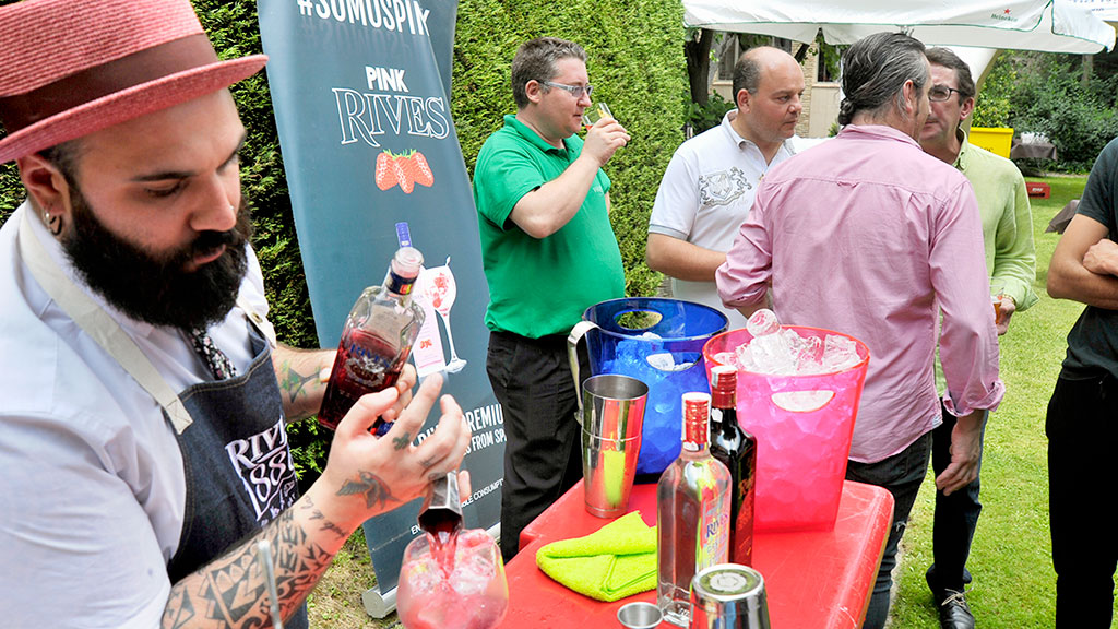 Los camareros ofrecerán una degustación de destilados y combinados de nuevas tendencias. / Kamarero