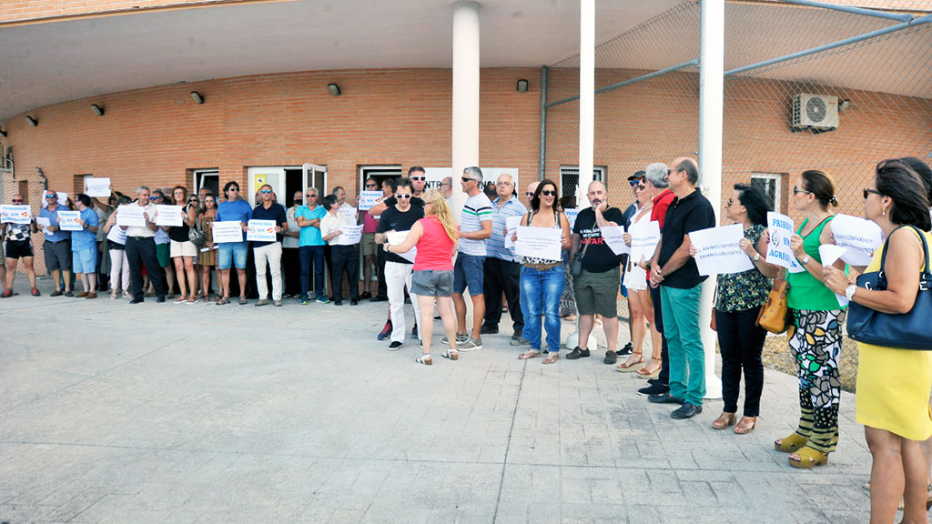 Un momento de la concentración celebrada contra las agresiones en el centro de Perogordo. / kamarero