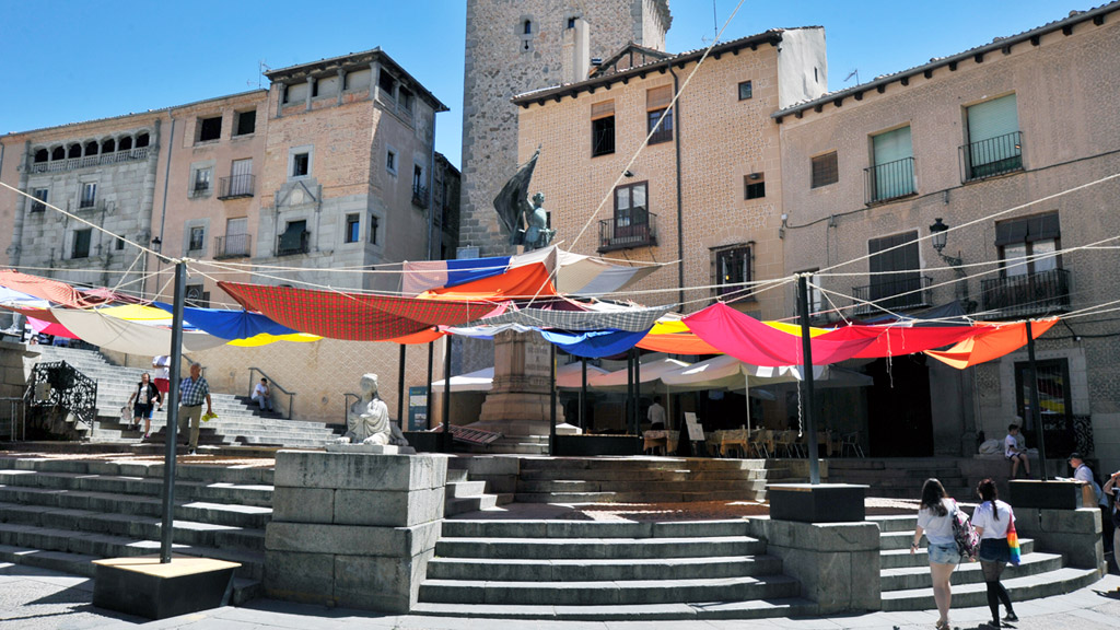 Instalación artística en la plaza de Medina del Campo, junto a la escultura de Juan Bravo. / KAMARERO
