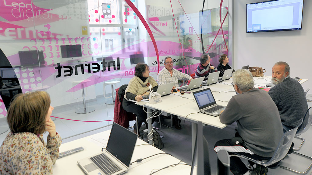 Imagen de uno de los cursos desarrollados en el Espacio CyL Digital de Segovia. / Kamarero