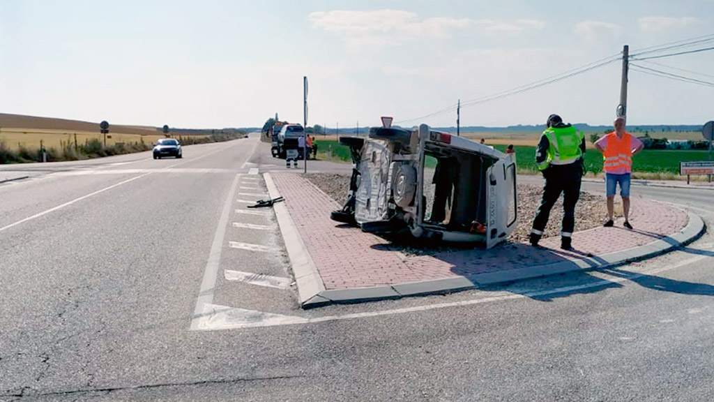 Imagen de los dos vehículos siniestrados en el accidente de ayer. / el adelantado