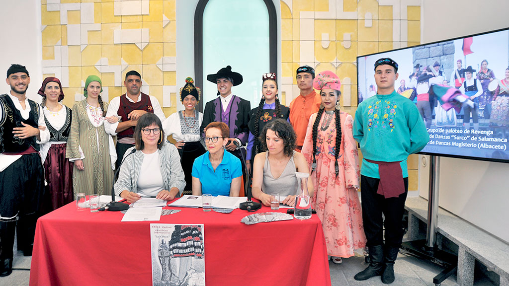 Los grupos internacionales asistieron a la presentación de la XXXII edición del Festival. / Kamarero