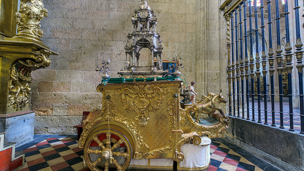La Carroza del Corpus Christi aguarda su restauración en la Catedral. / Kamarero