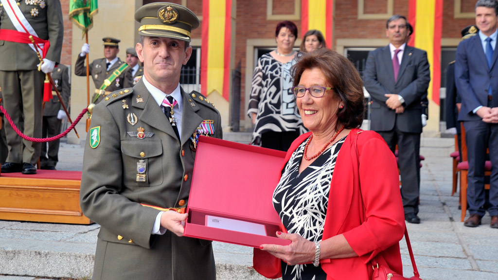 El coronel Andrés entrega a Paloma Rapp el premio ‘San Cristóbal’ en el transcurso del acto militar de celebración de San Cristóbal. / KAMARERO