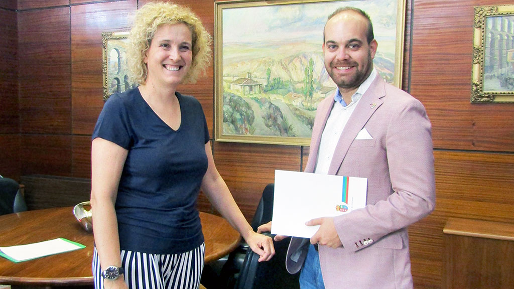 La subdelegada de Gobierno, Lirio Martín, reunido con el alcalde de Trescasas, Borja Lavandera./ El adelantado