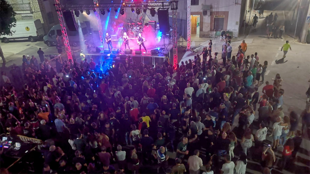 El público abarrotó la Plaza Mayor. / El Adelantado