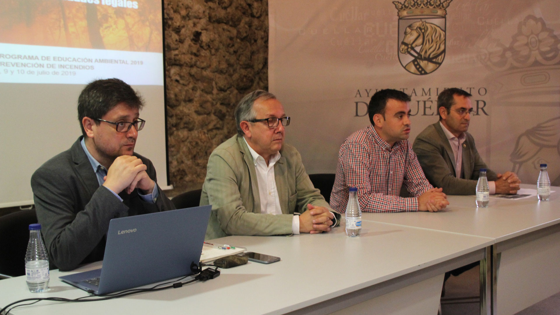 El ponente de la charla junto al delegado territorial, el alcalde de la villa y el diputado. / c. núñez