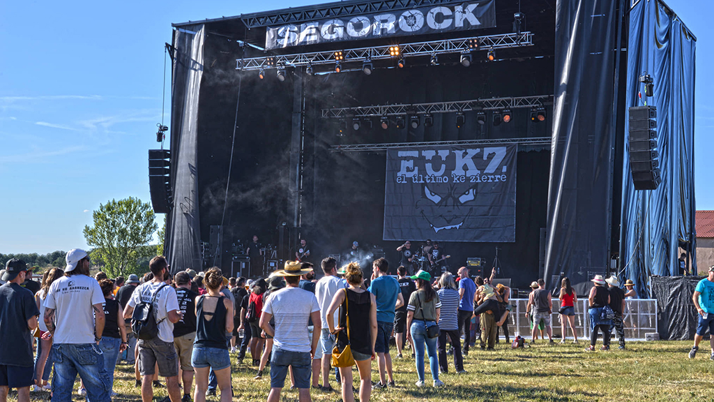 La exposición recoge fotografías de todos los grupos participantes en el festival. / J.L. Soldado