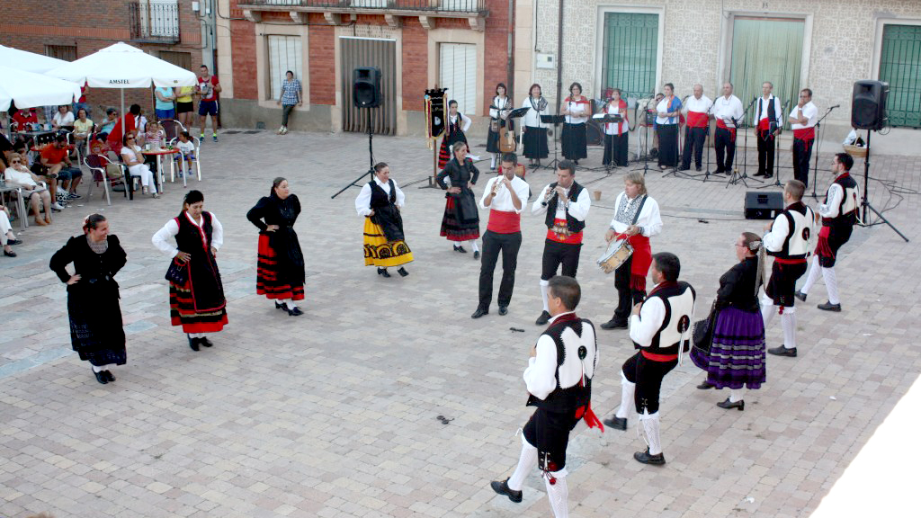 El grupo folklórico 'La Peana' durante una actuación en Miguelañez. / El Adelantado